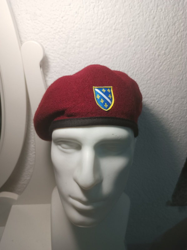 Biordo crvena beretka sa šivenim ljiljanom