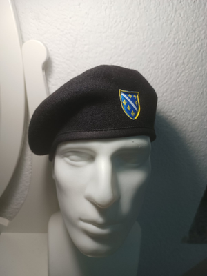 crna  beretka sa šivenim ljiljanom