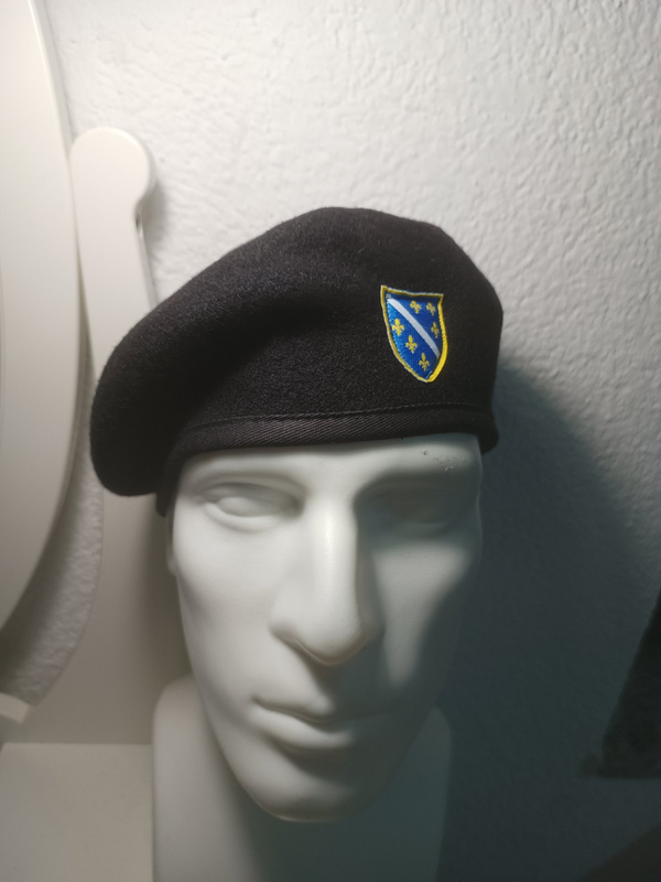 crna  beretka sa šivenim ljiljanom
