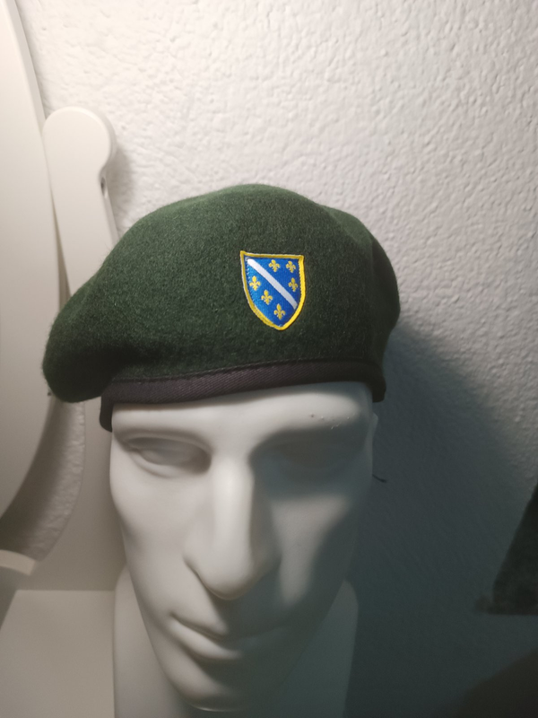 zelena beretka sa šivenim ljiljanom