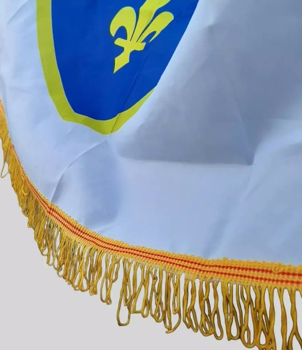 Zlatne rese na bijeloj zastavi ljiljana