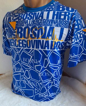plava majica sa zutim impulsom u obliku srca i grbom BiH