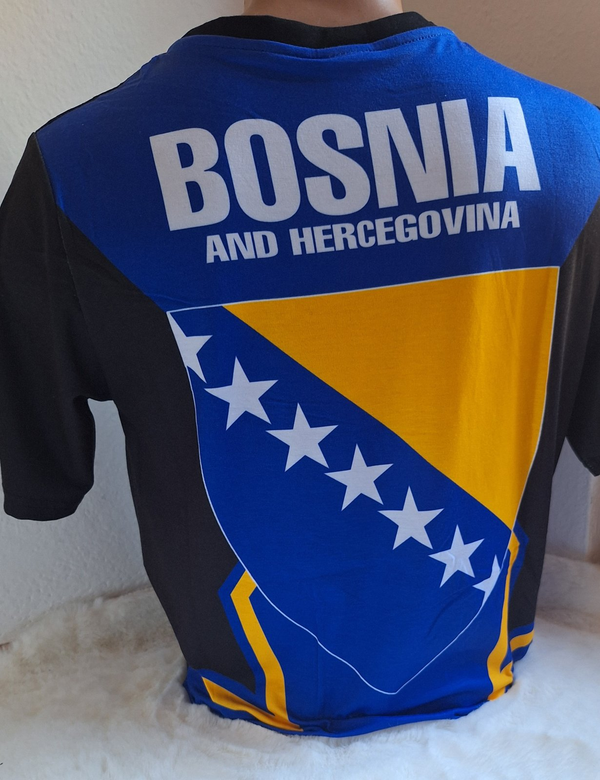 pozadina majice sa velikim grbom BiH i natpisom Bosnia and Herzegovina