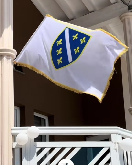 velika zastava Ljiljana sa zlatnim resama