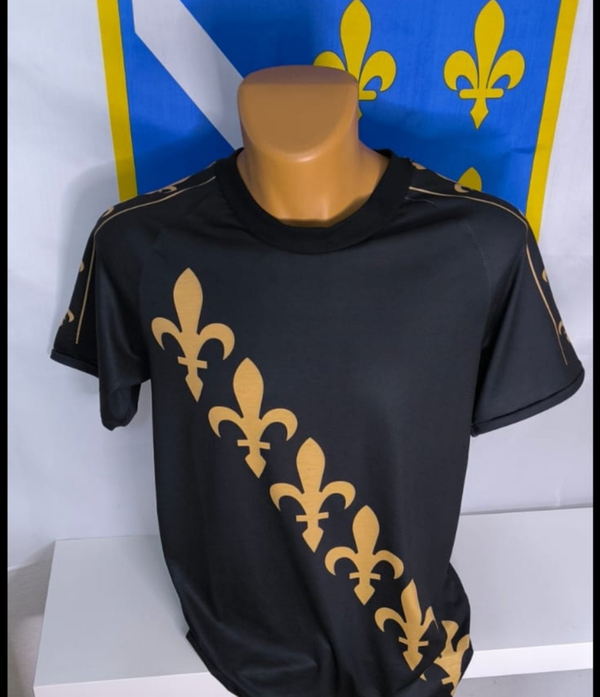 Majica crne boje sa 6 ljiljana 