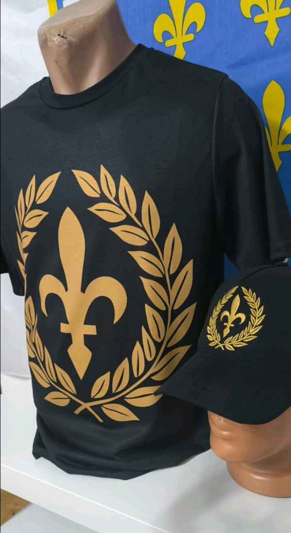 Crna majica sa ljiljanom unutar zlatno vijenca  zajedno sa kačketom sa ljiljanom i vijencom
