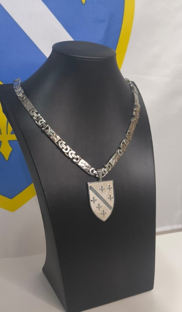 Lanac sa više ugraviranih ljiljana i privjeskom grba Republike Bosne i Hercegovine sive boje