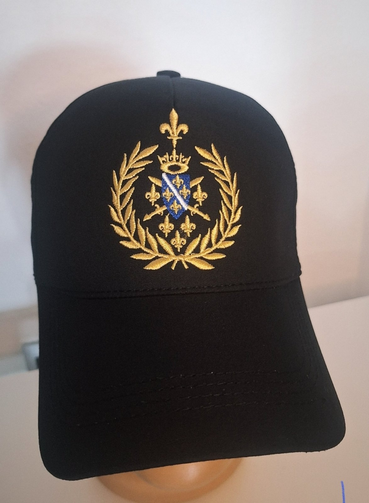 crni kacket sa vezenim vijencom