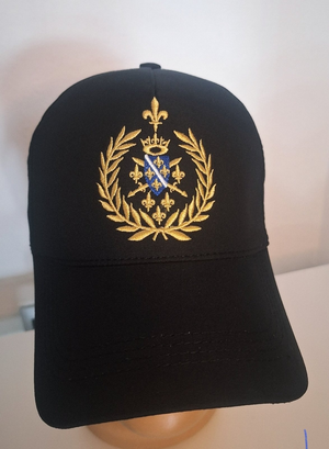 crni kacket sa vezenim vijencom