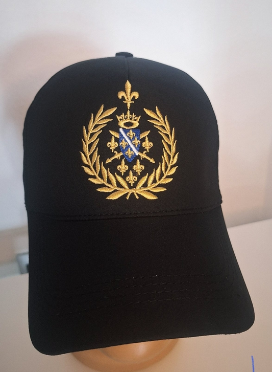 crni kacket sa vezenim vijencom