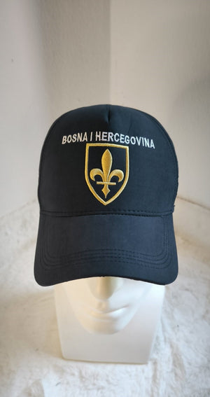 Kacket sa grbom ljiljana i natpisom "Bosna i Hercegovina" teget plave boje