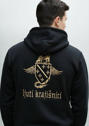 Covijek u crnoj dukserici Ljutih Krajisnika sa bijelom pozadinom