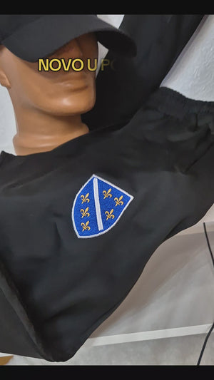Trenerka crne boje sa grbom Ljiljana i vijencom na leđima sa prednje i zadnje strane