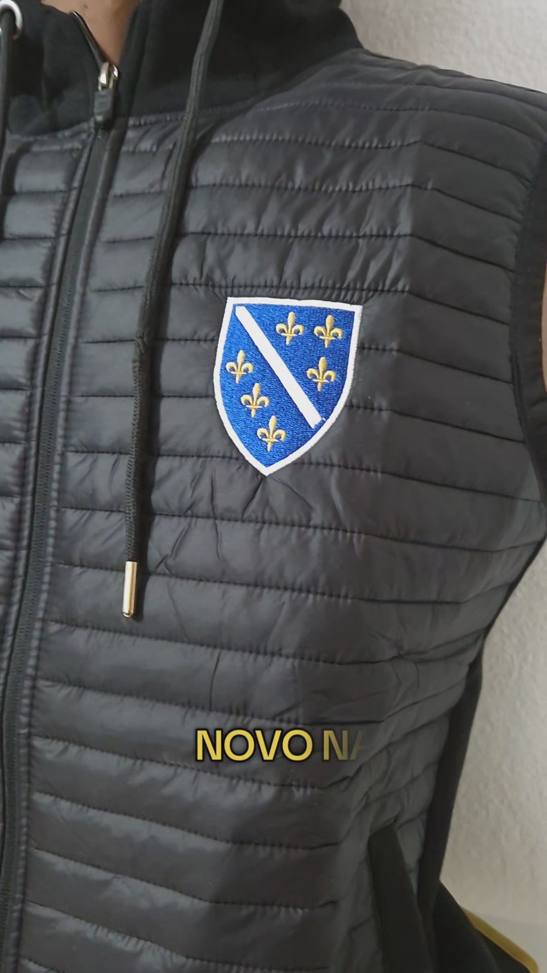 Crni prsluk Vijenac sa kacketom iz vise uglova