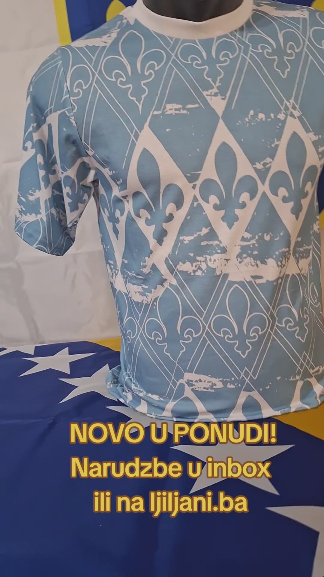 plavo-bijela majica sa zastavama BiH i RBiH u pozadini
