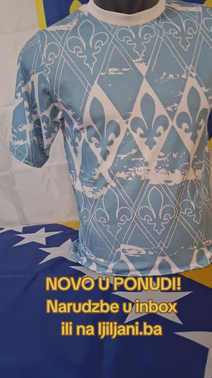plavo-bijela majica sa zastavama BiH i RBiH u pozadini