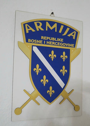 Drveni grb ARBIH na bijelom zidu