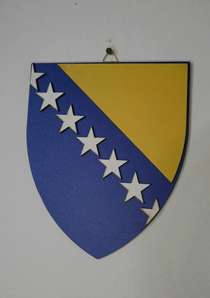 Drveni grb BIH na bijelom zidu