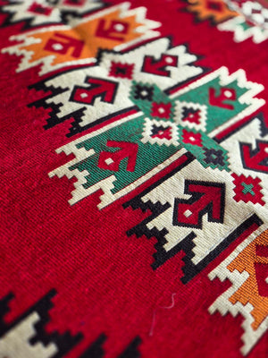 Cilim bordo crvene boje iz bliza