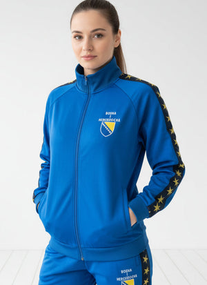 Zena u svijetloplavoj trenerci Bosna sa bijelom pozadinom