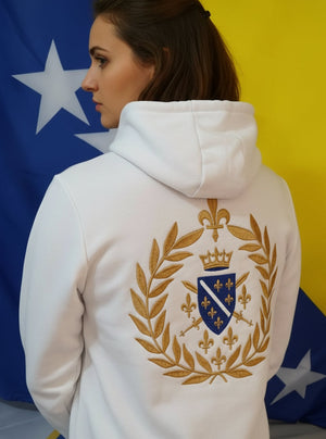 Zena u bijeloj dukserici sa lvijencom ljiljan