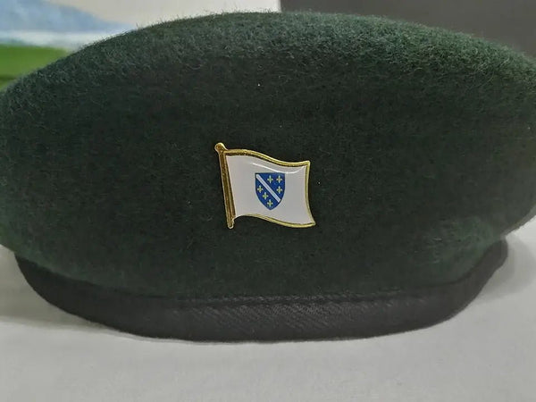 Zelena beretka sa znakom zastave ljiljana