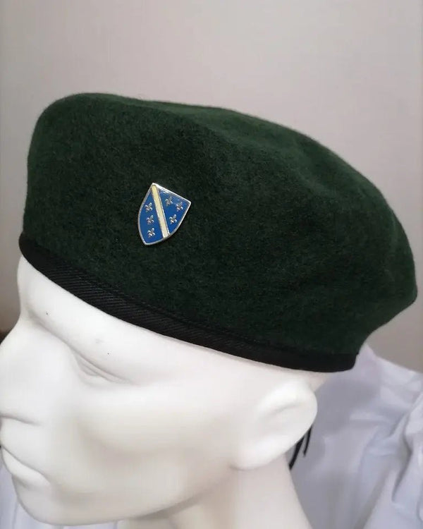 Zelena beretka sa grbom ljiljana