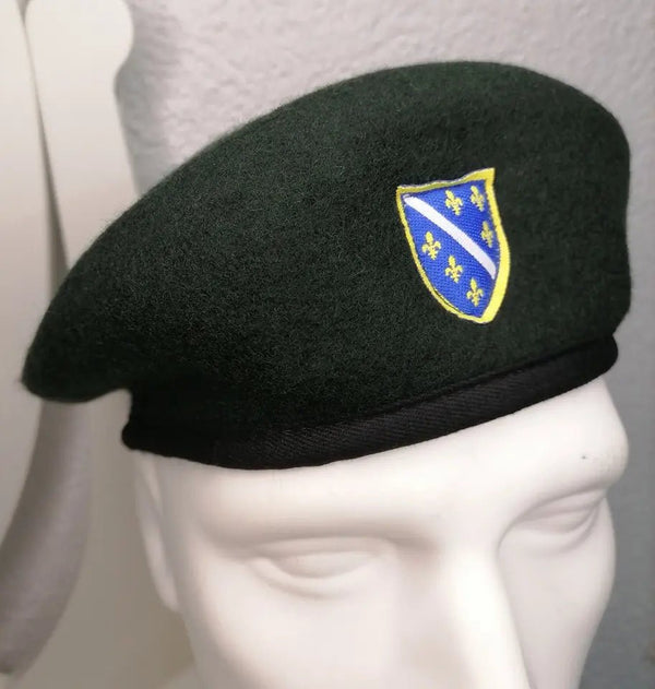 Zelena beretka sa šivenim ljiljanom 