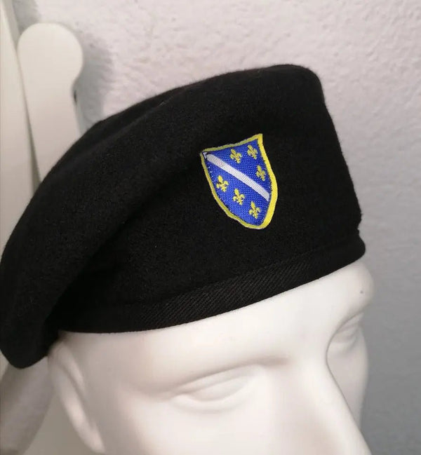 Crna beretka sa šivenim ljiljanom 